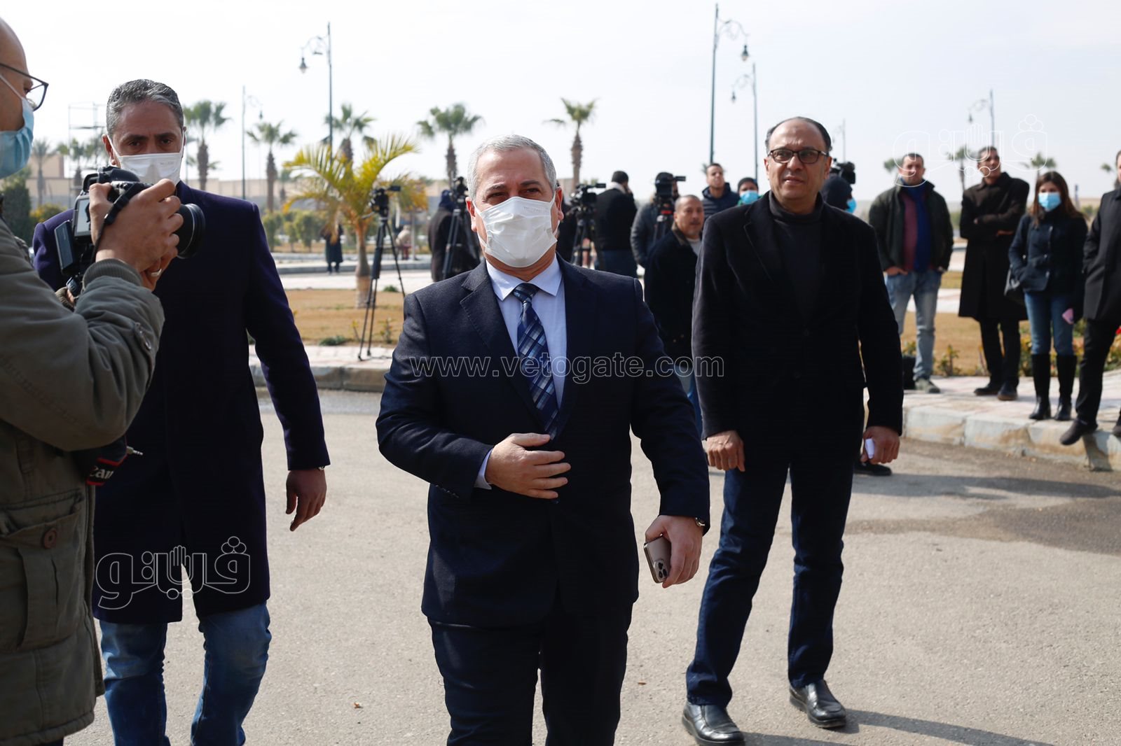 وصول جثمان ياسر رزق إلى مسجد المشير طنطاوي استعدادًا لتشييعه (15)