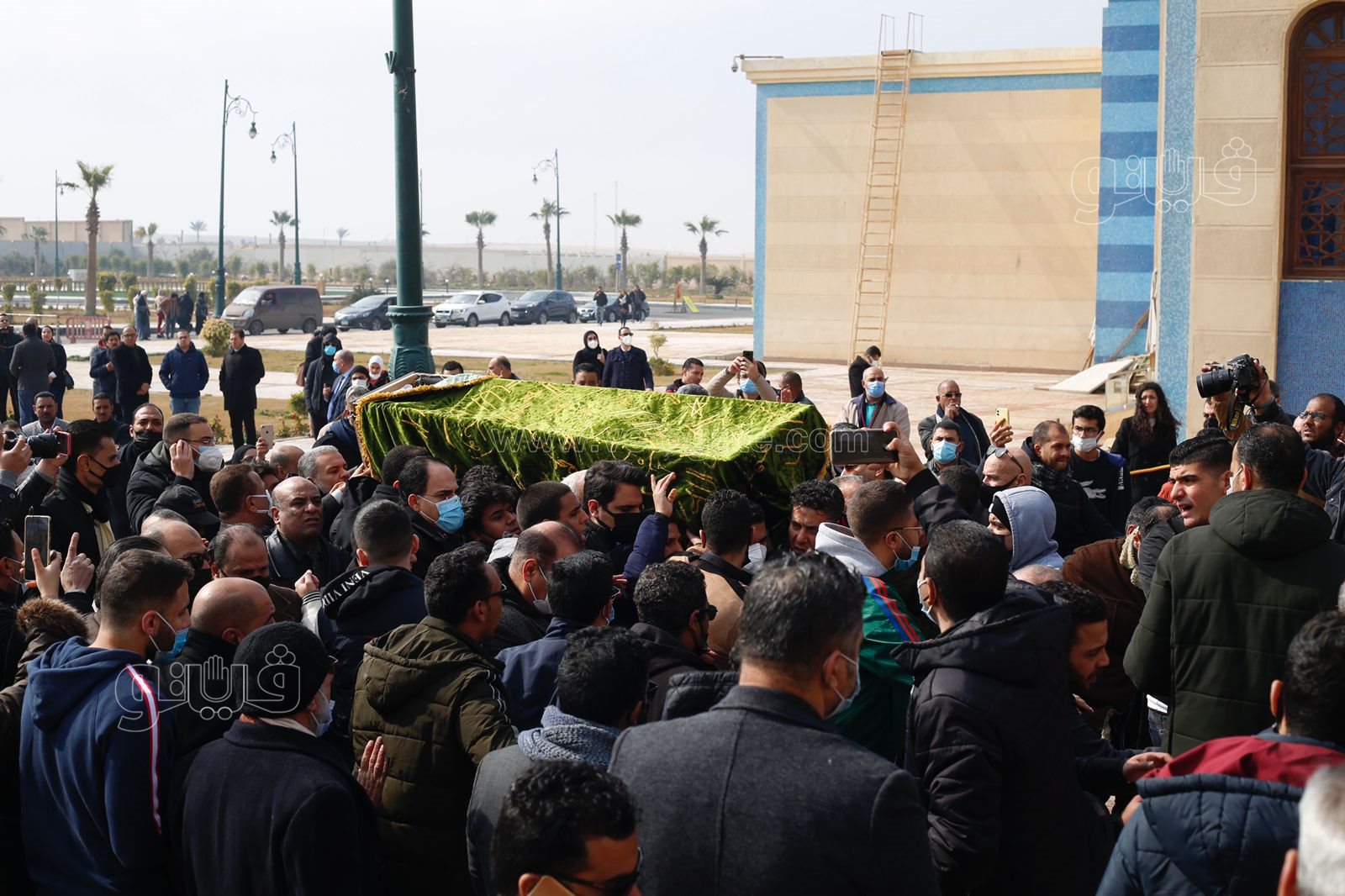 وصول جثمان ياسر رزق إلى مسجد المشير طنطاوي استعدادًا لتشييعه (18)