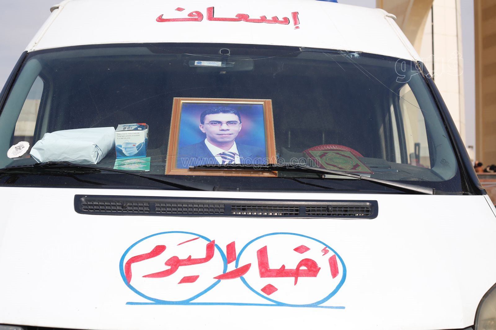 وصول جثمان ياسر رزق إلى مسجد المشير طنطاوي استعدادًا لتشييعه (23)