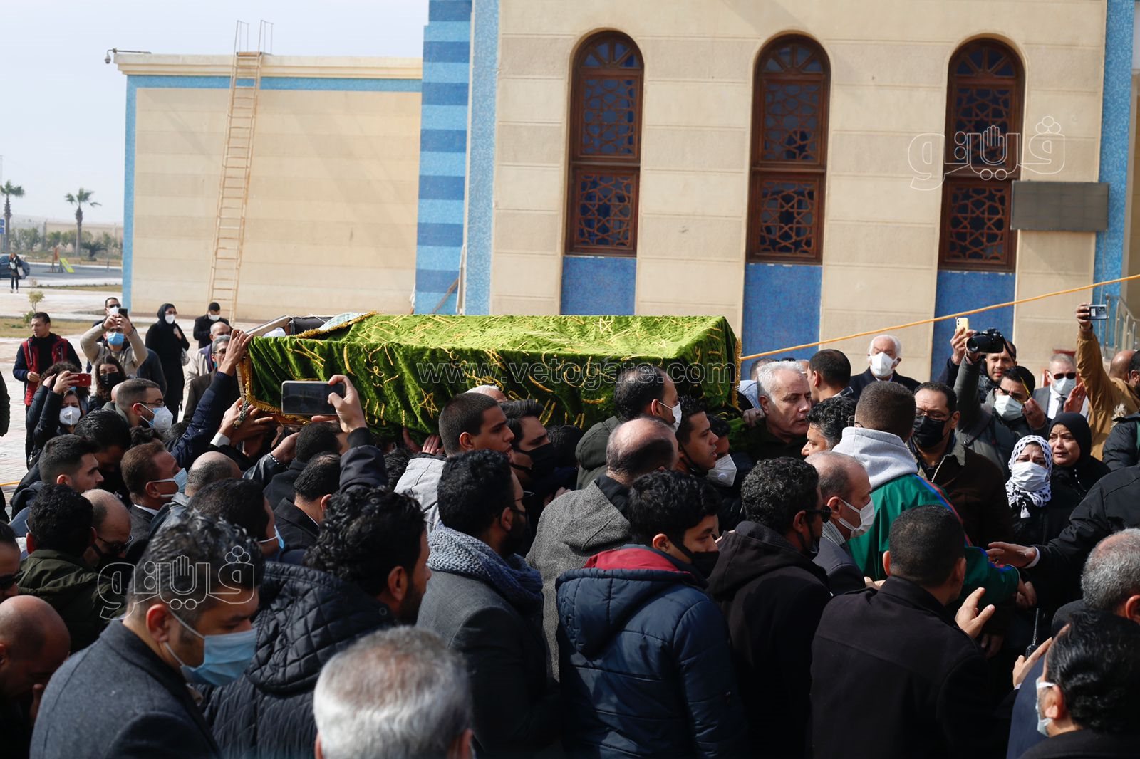 وصول جثمان ياسر رزق إلى مسجد المشير طنطاوي استعدادًا لتشييعه (24)