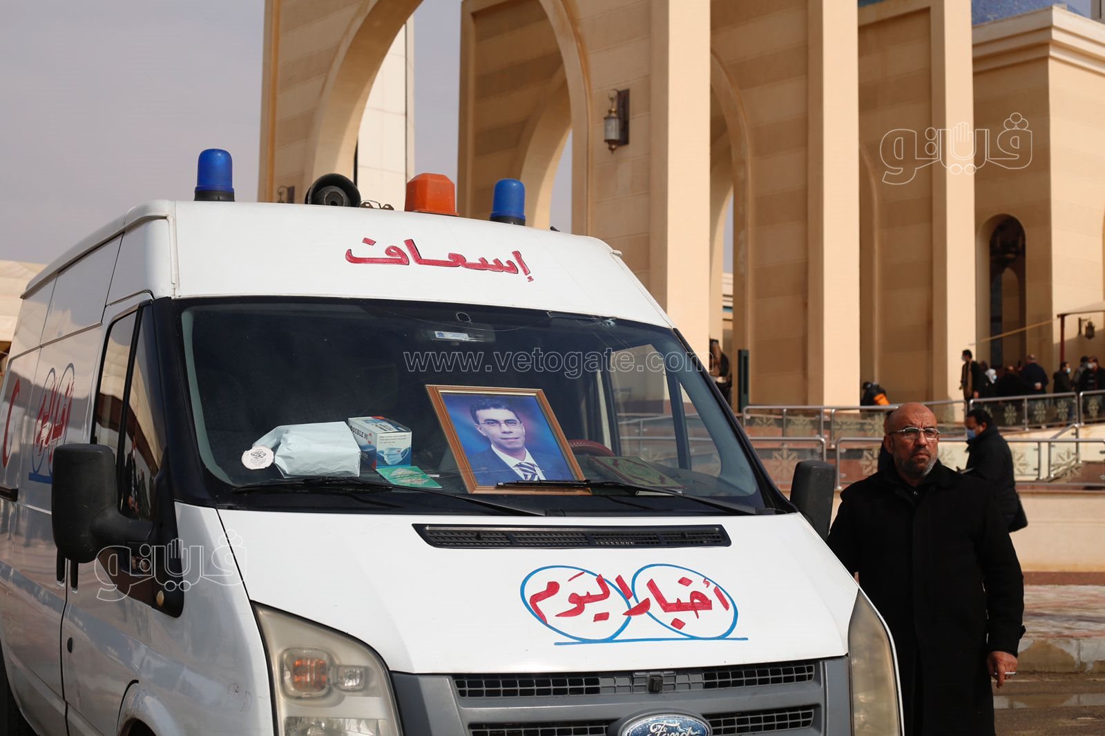 وصول جثمان ياسر رزق إلى مسجد المشير طنطاوي استعدادًا لتشييعه (26)