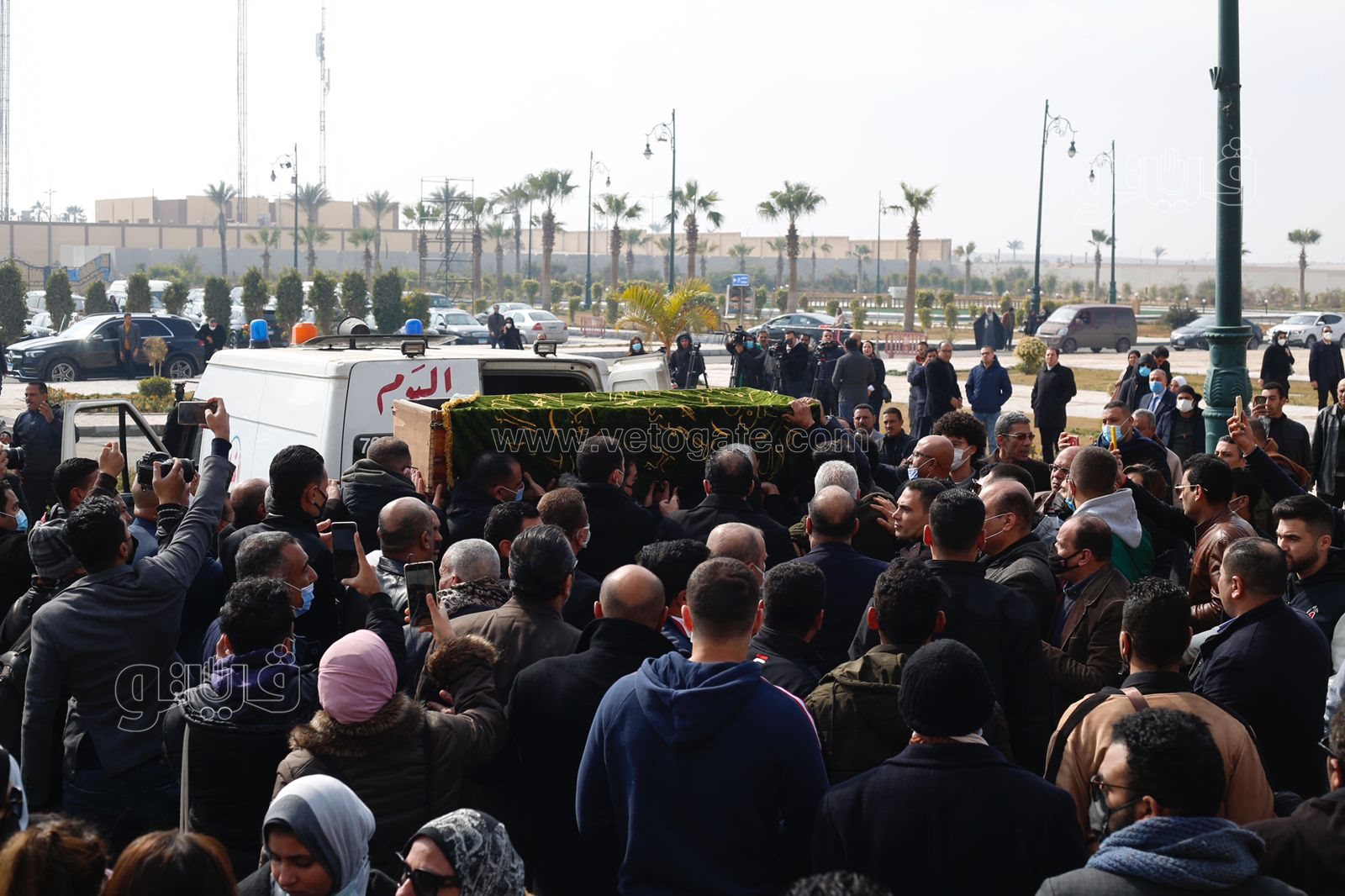 وصول جثمان ياسر رزق إلى مسجد المشير طنطاوي استعدادًا لتشييعه (27)