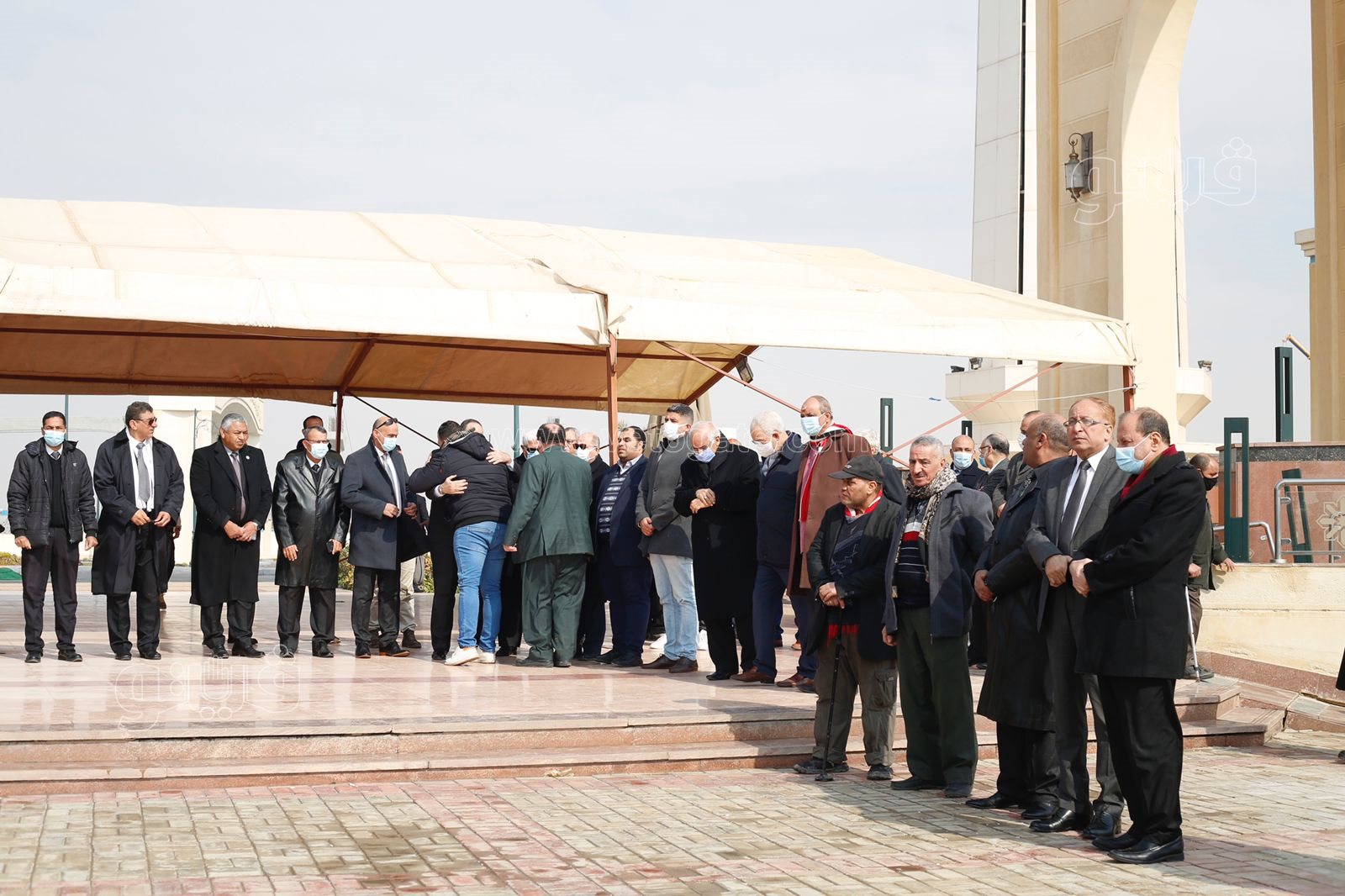 وصول جثمان ياسر رزق إلى مسجد المشير طنطاوي استعدادًا لتشييعه (28)