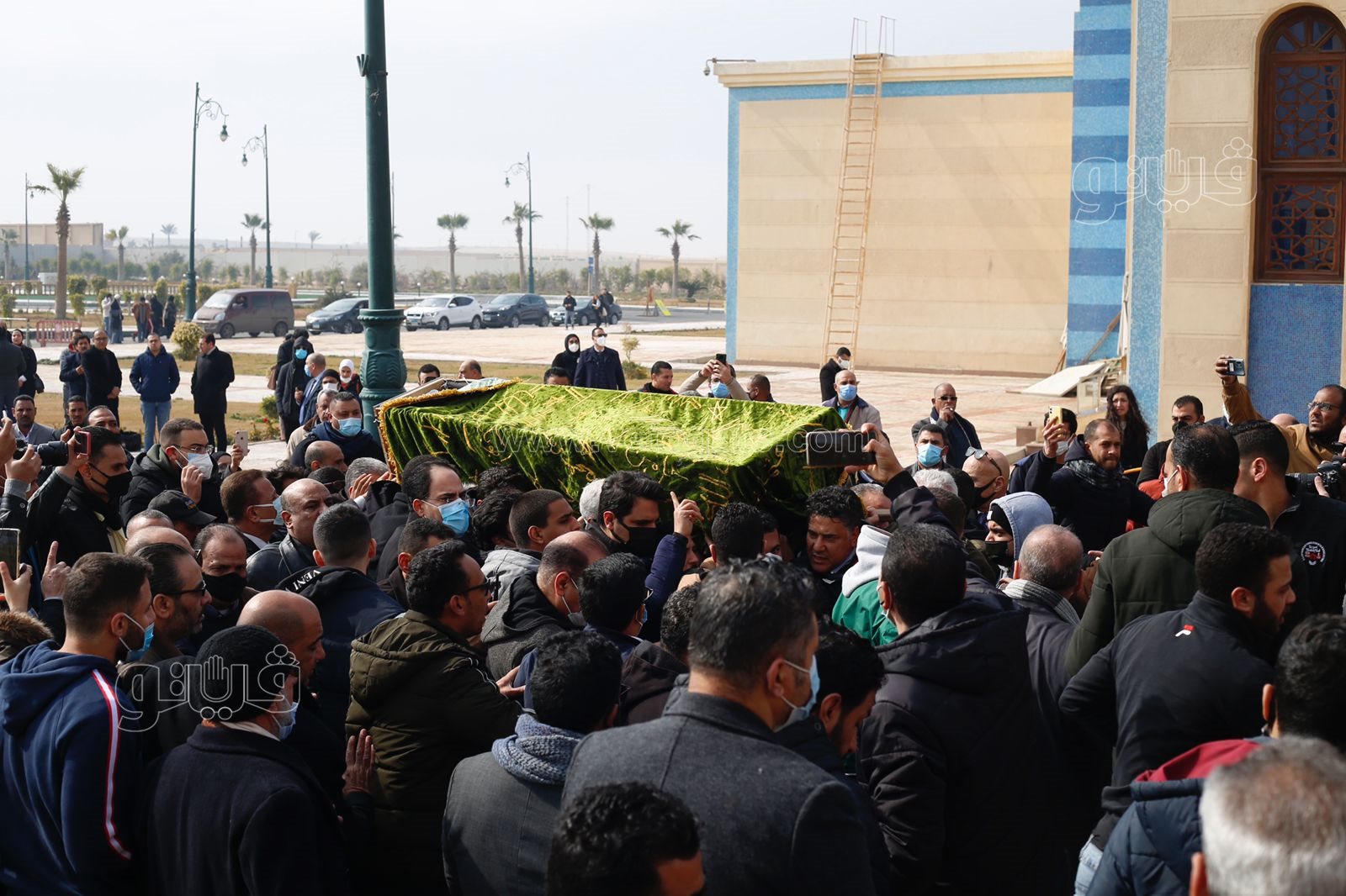 وصول جثمان ياسر رزق إلى مسجد المشير طنطاوي استعدادًا لتشييعه (33)