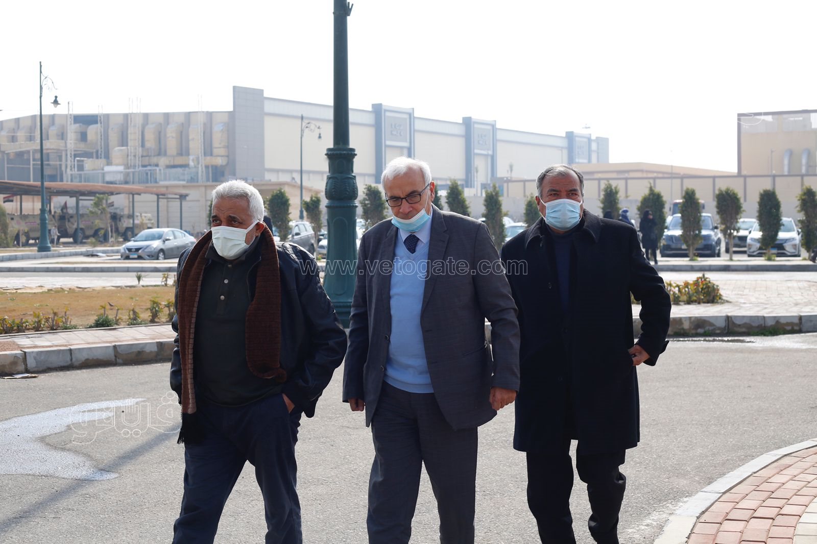 وصول جثمان ياسر رزق إلى مسجد المشير طنطاوي استعدادًا لتشييعه (34)