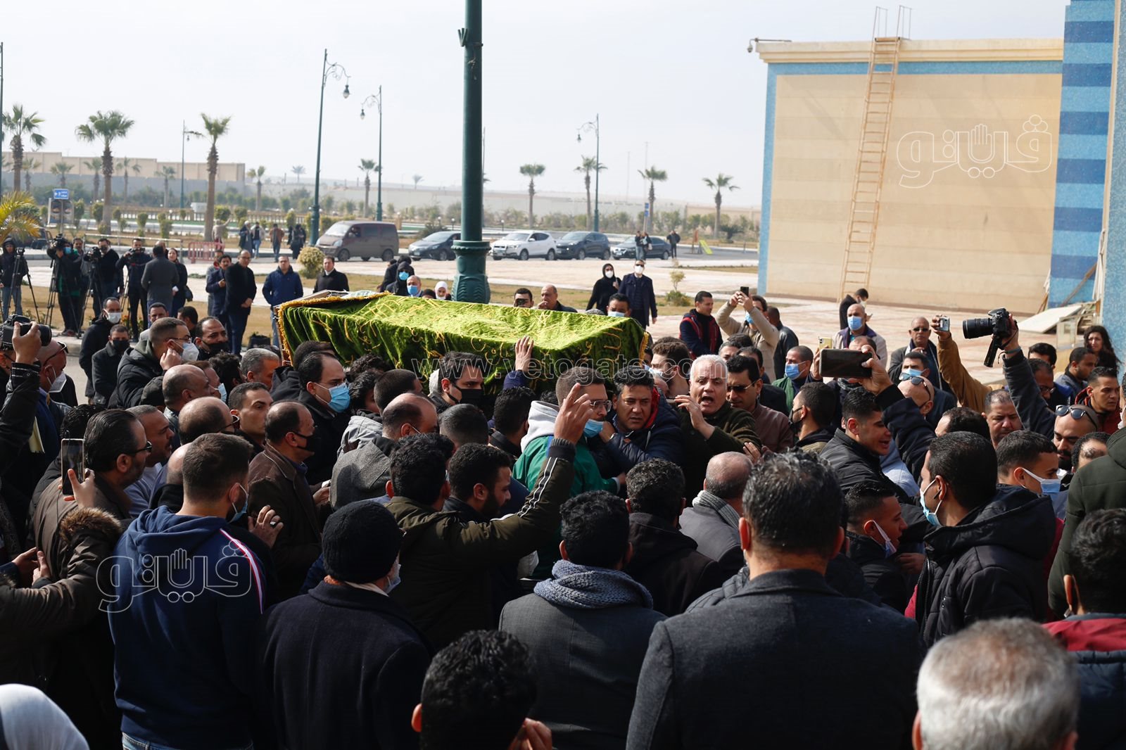 وصول جثمان ياسر رزق إلى مسجد المشير طنطاوي استعدادًا لتشييعه (37)