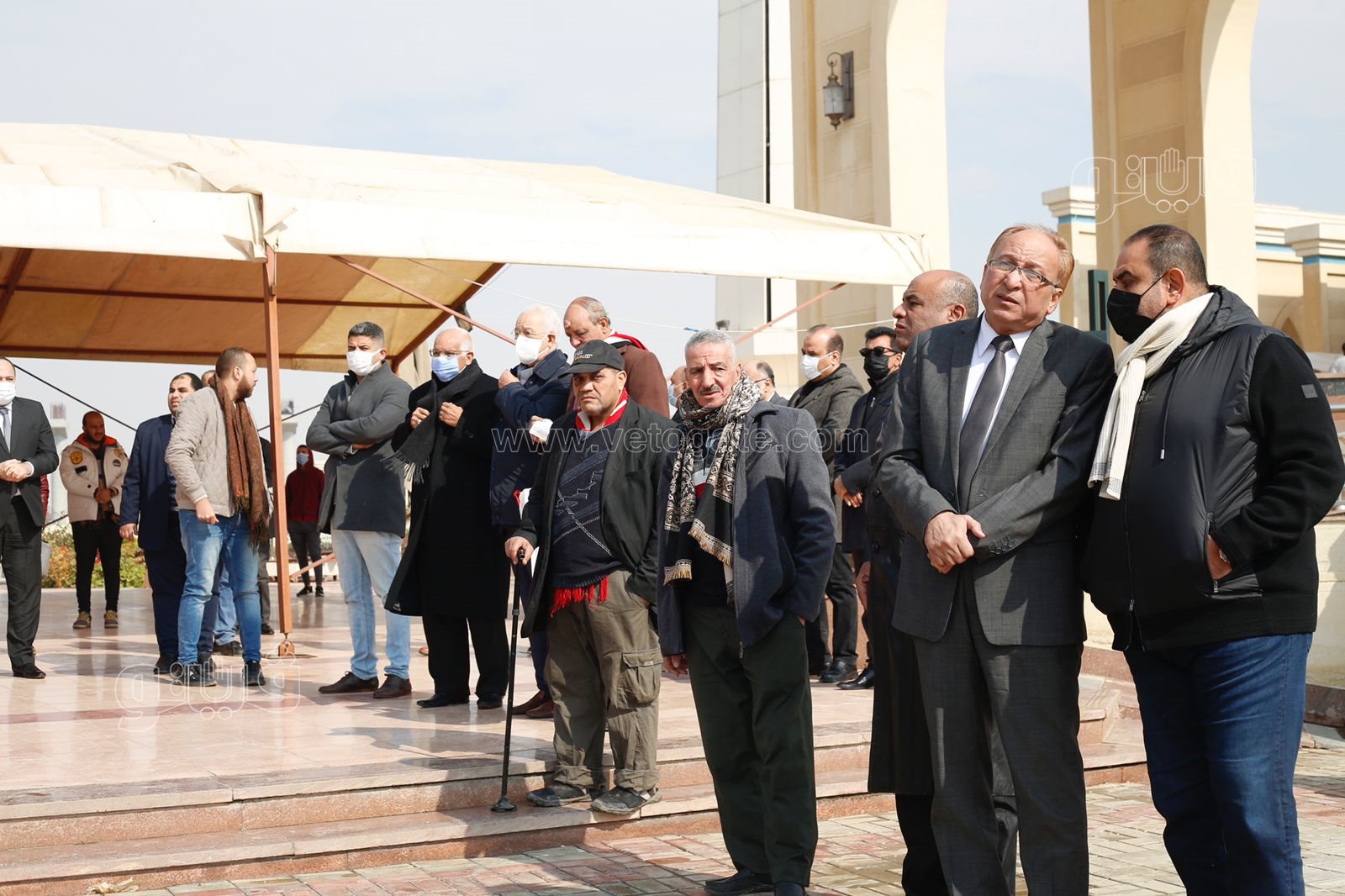 وصول جثمان ياسر رزق إلى مسجد المشير طنطاوي استعدادًا لتشييعه (39)