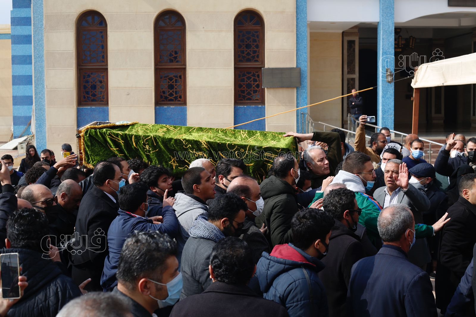 وصول جثمان ياسر رزق إلى مسجد المشير طنطاوي استعدادًا لتشييعه (40)