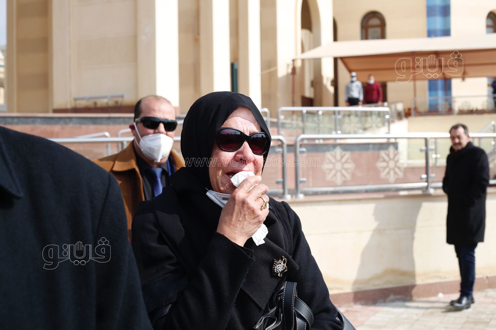 انهيار شقيقة ياسر رزق عقب وصول جثمانه إلى مسجد المشير طنطاوي (1)