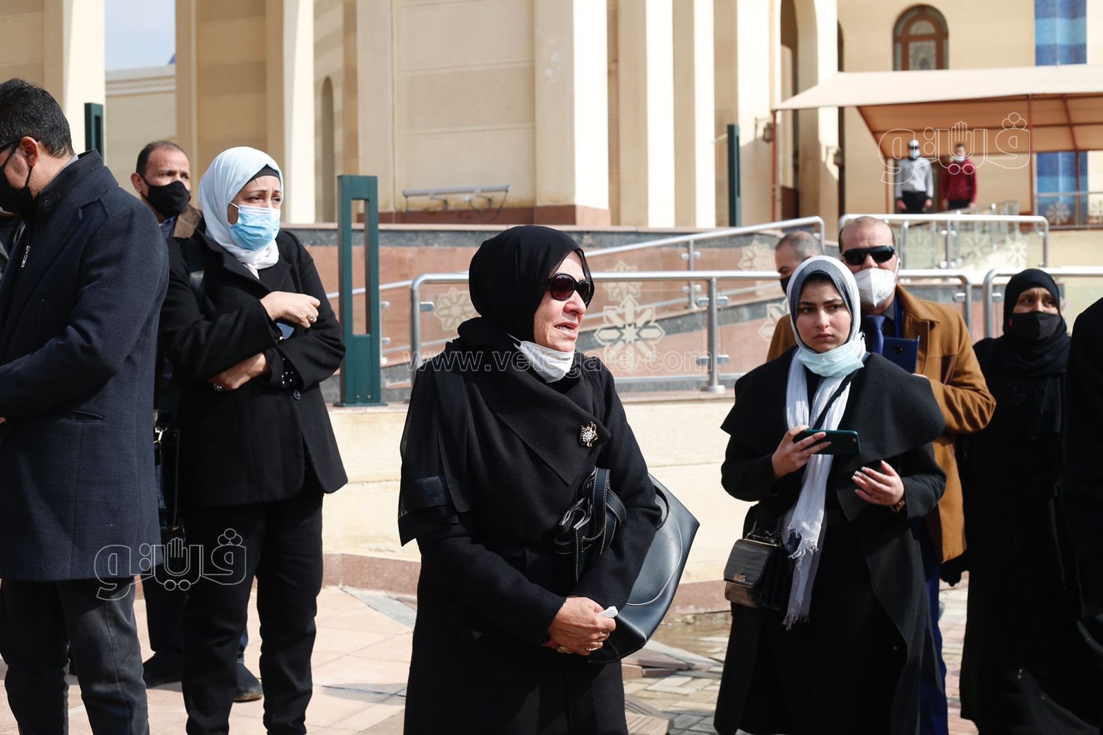 انهيار شقيقة ياسر رزق عقب وصول جثمانه إلى مسجد المشير طنطاوي (4)