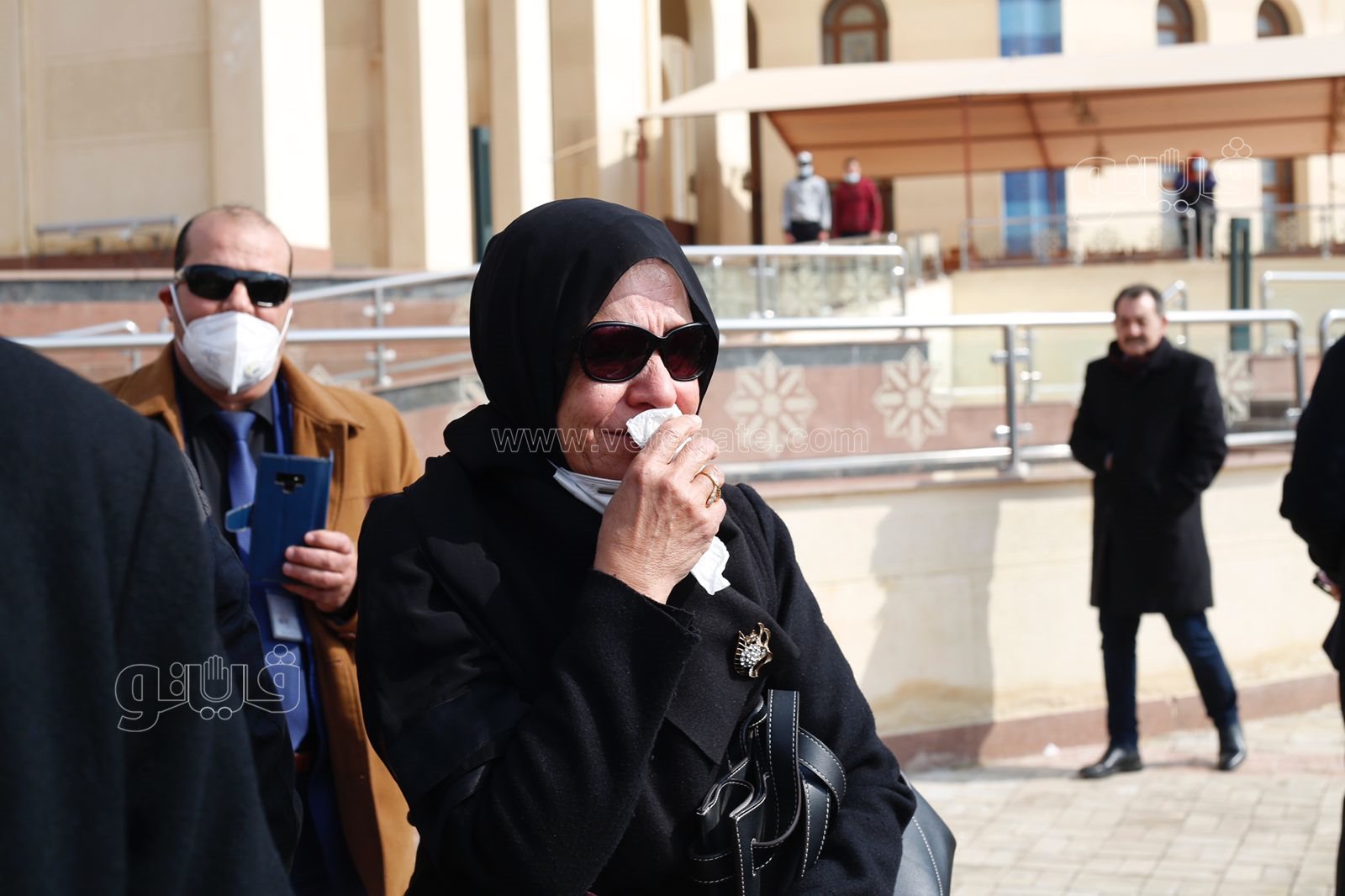 انهيار شقيقة ياسر رزق عقب وصول جثمانه إلى مسجد المشير طنطاوي (11)