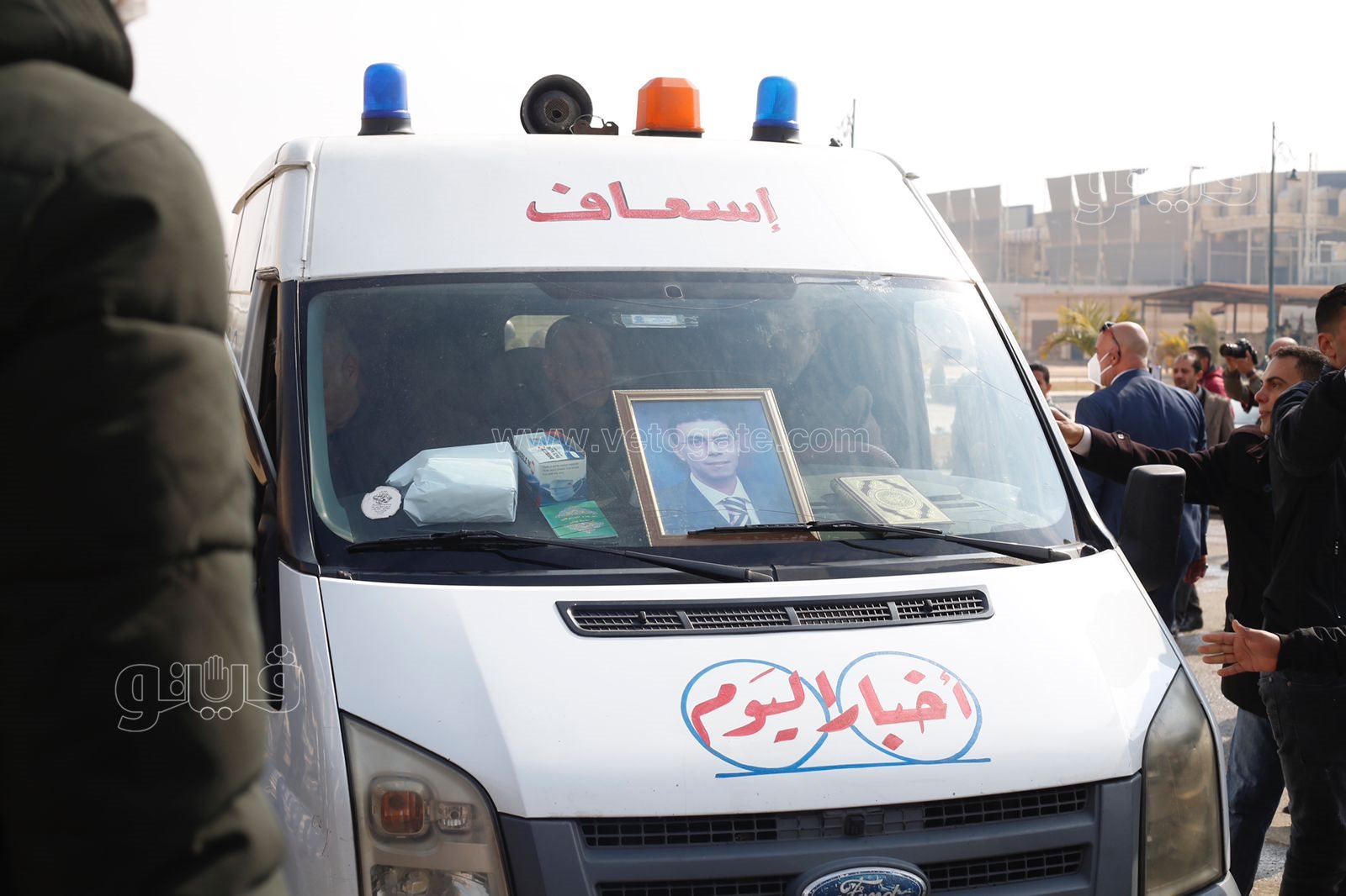 وصول جثمان ياسر رزق إلى مسجد المشير طنطاوي (1)