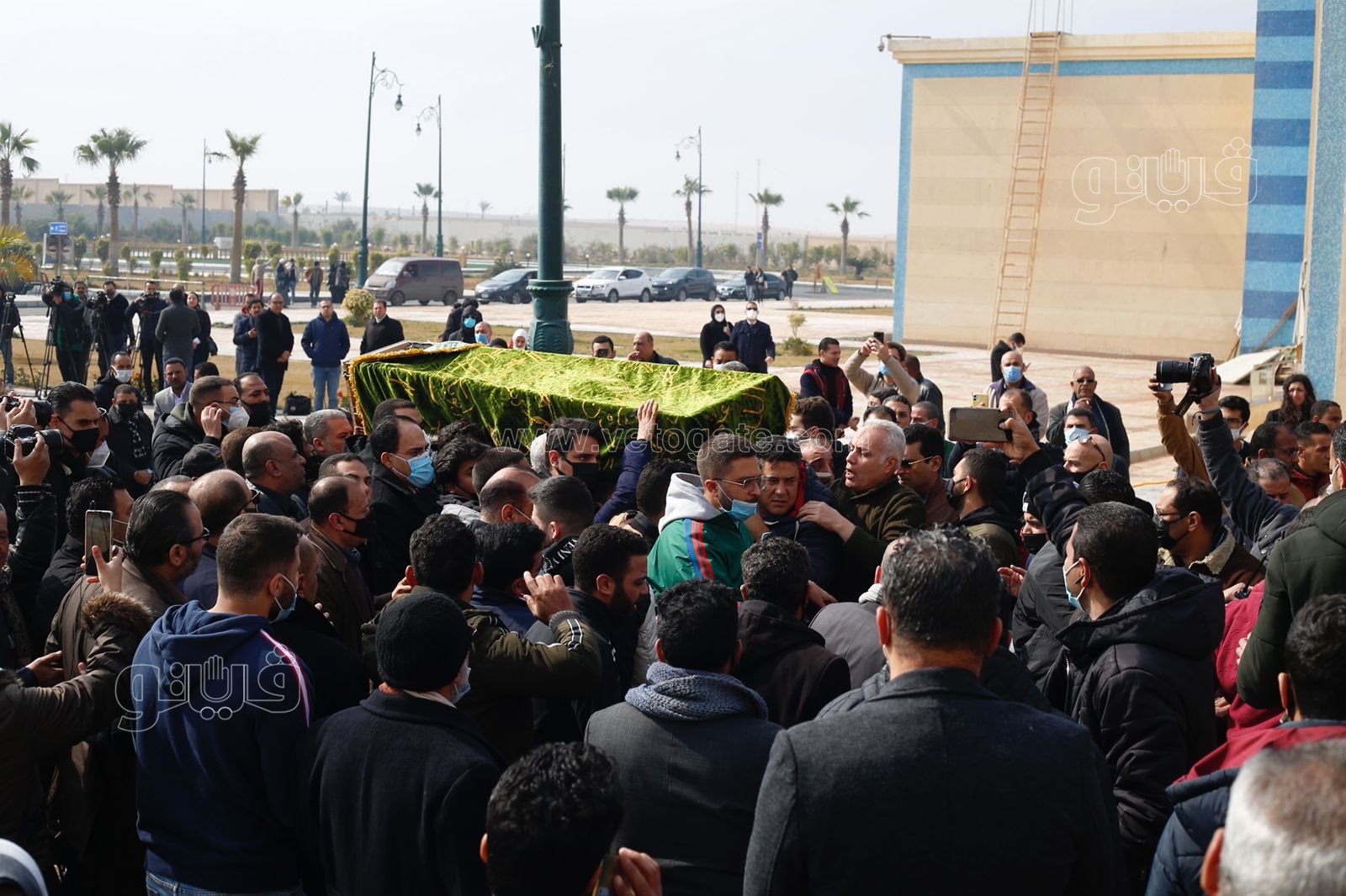 وصول جثمان ياسر رزق إلى مسجد المشير طنطاوي (3)