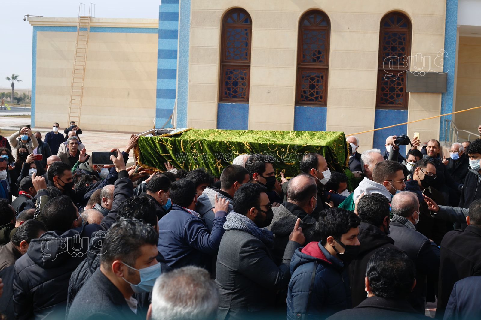 وصول جثمان ياسر رزق إلى مسجد المشير طنطاوي (4)