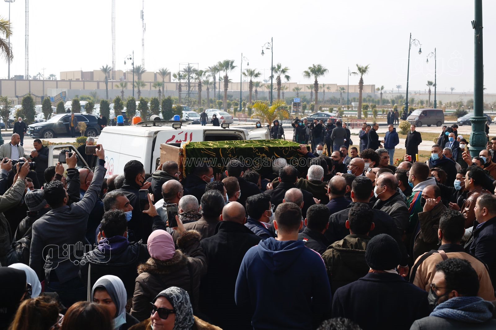 وصول جثمان ياسر رزق إلى مسجد المشير طنطاوي (5)