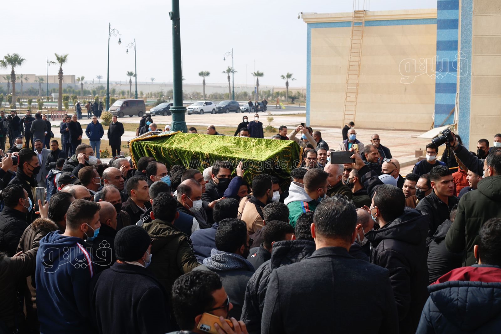 وصول جثمان ياسر رزق إلى مسجد المشير طنطاوي (6)
