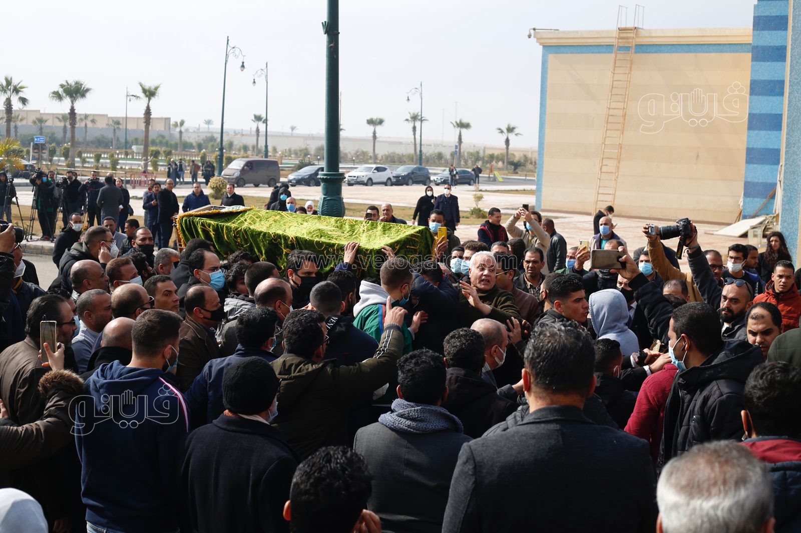 وصول جثمان ياسر رزق إلى مسجد المشير طنطاوي (7)