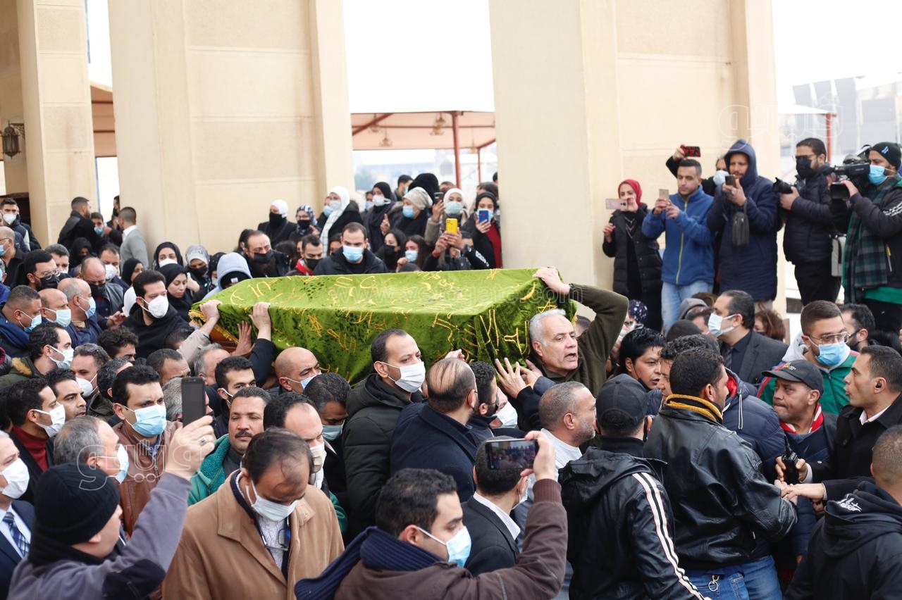 صحفيون وإعلاميون يشيعون ياسر رزق (27)