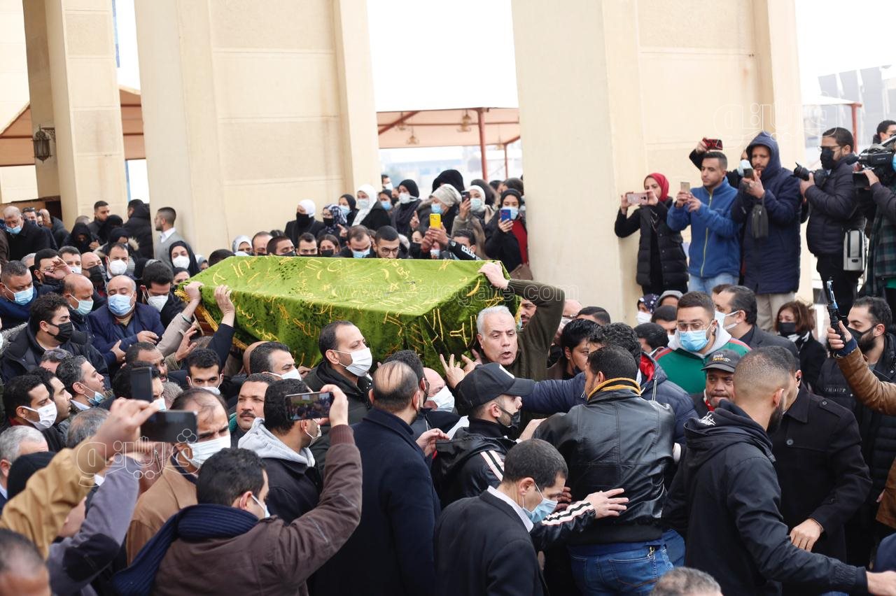 انهيار زوجة ياسر رزق خلال تشييع جنازته (1)