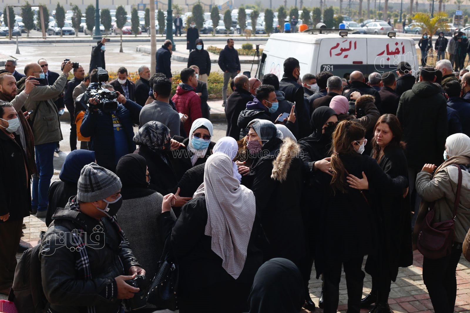 انهيار زوجة ياسر رزق خلال تشييع جنازته (2)