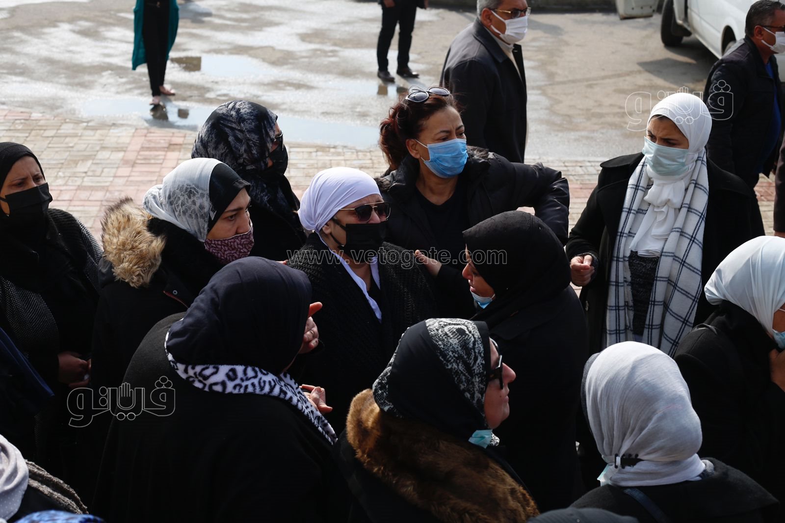 انهيار زوجة ياسر رزق خلال تشييع جنازته (5)