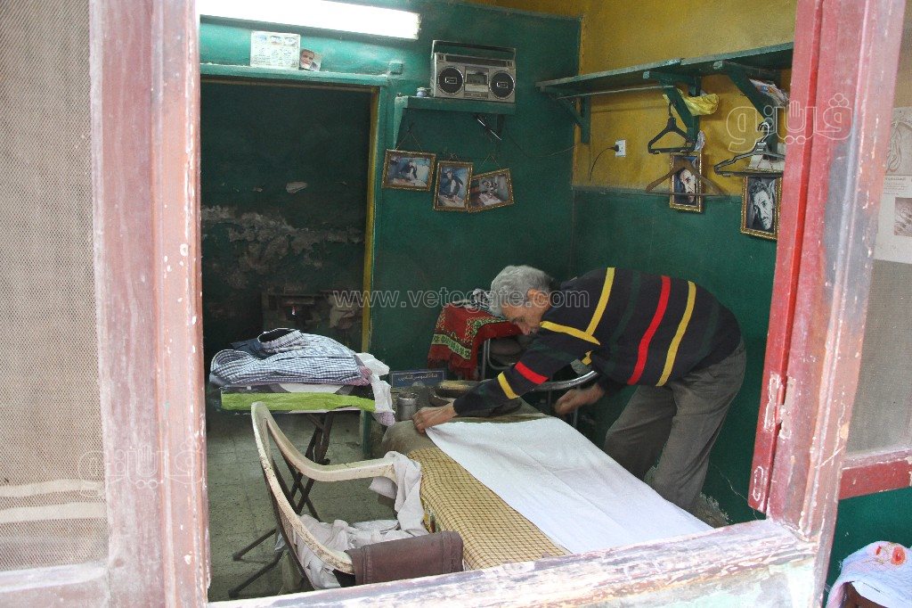 حكايات عم أحمد مع “مكواة الرجل” في 60 عامًا (1)