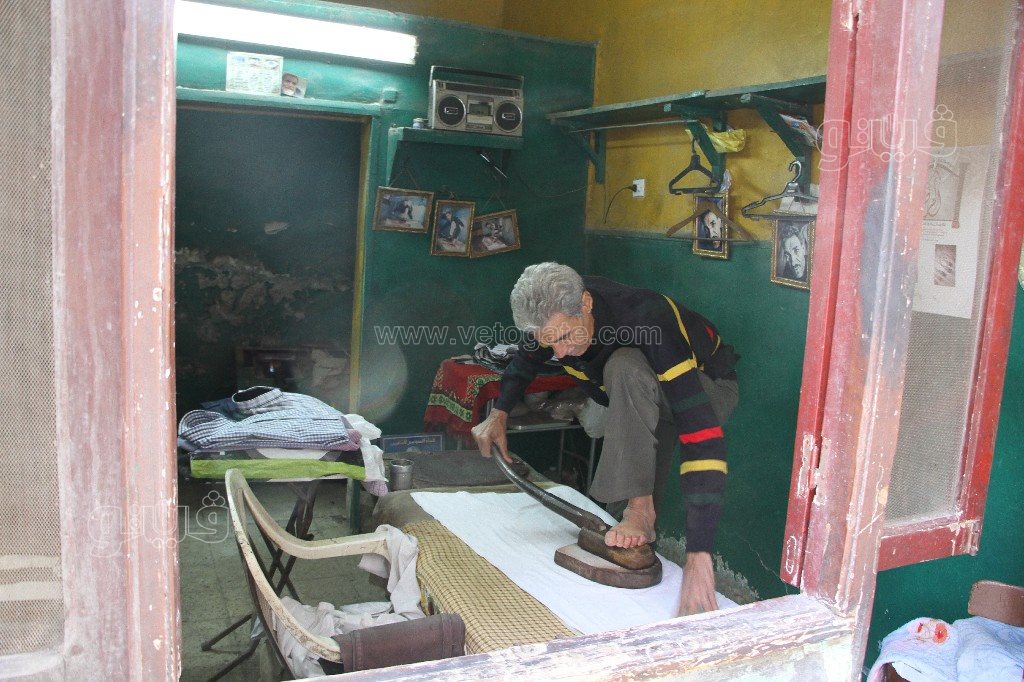 حكايات عم أحمد مع “مكواة الرجل” في 60 عامًا (2)