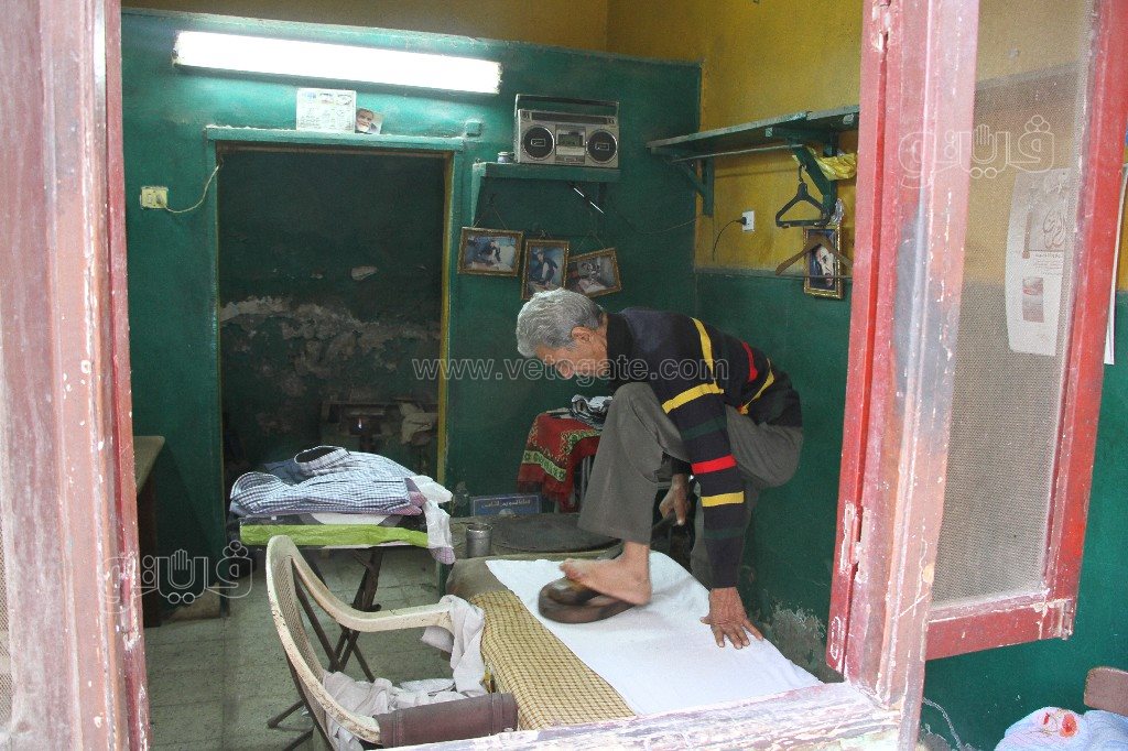 حكايات عم أحمد مع “مكواة الرجل” في 60 عامًا (3)