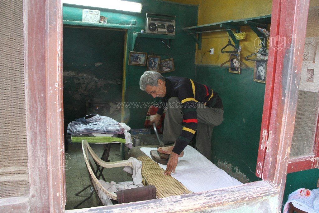 حكايات عم أحمد مع “مكواة الرجل” في 60 عامًا (4)