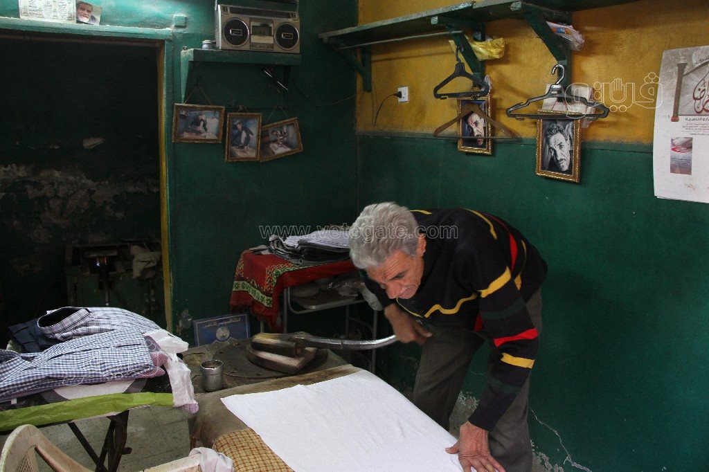 حكايات عم أحمد مع “مكواة الرجل” في 60 عامًا (5)