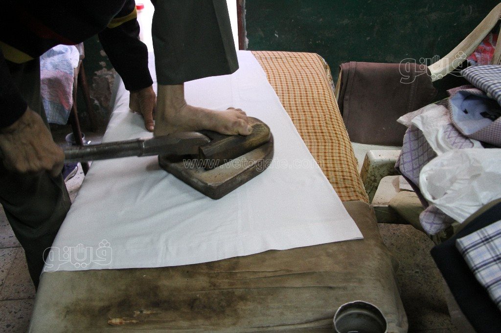 حكايات عم أحمد مع “مكواة الرجل” في 60 عامًا (12)