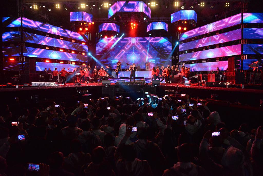 الآلاف يحتشدون في ستاد الهوكي من أجل حكيم (2)