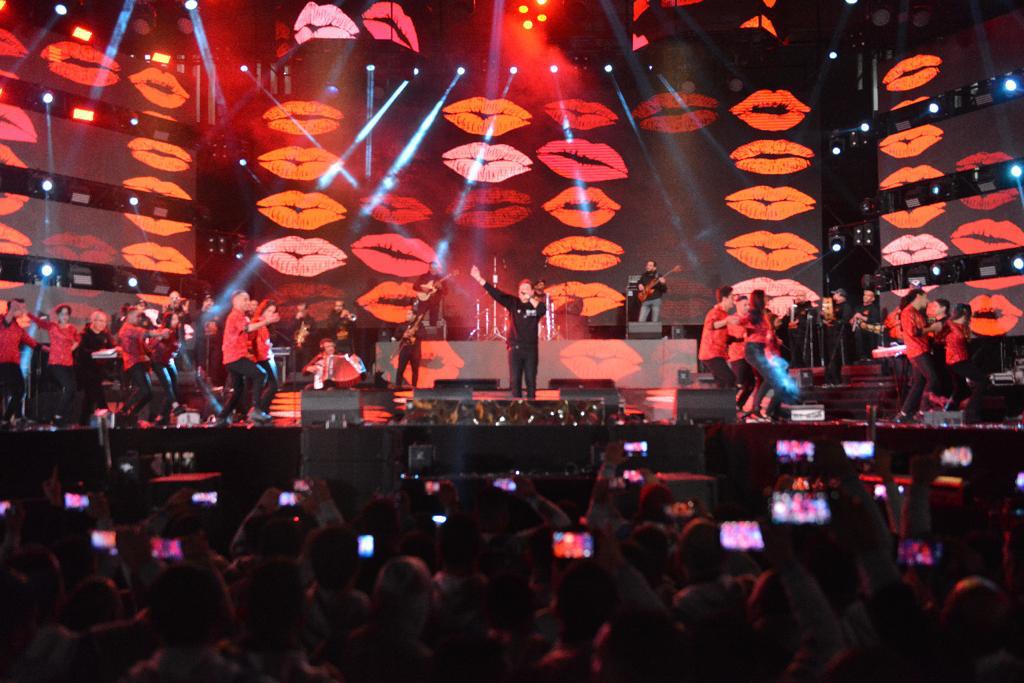 الآلاف يحتشدون في ستاد الهوكي من أجل حكيم (3)