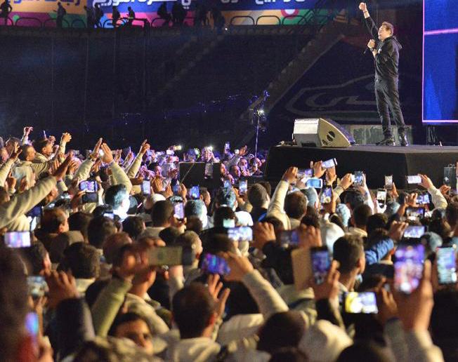 الآلاف يحتشدون في ستاد الهوكي من أجل حكيم (5)