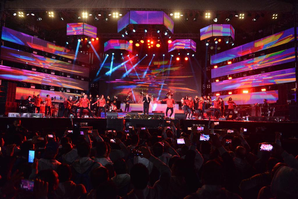 الآلاف يحتشدون في ستاد الهوكي من أجل حكيم (7)