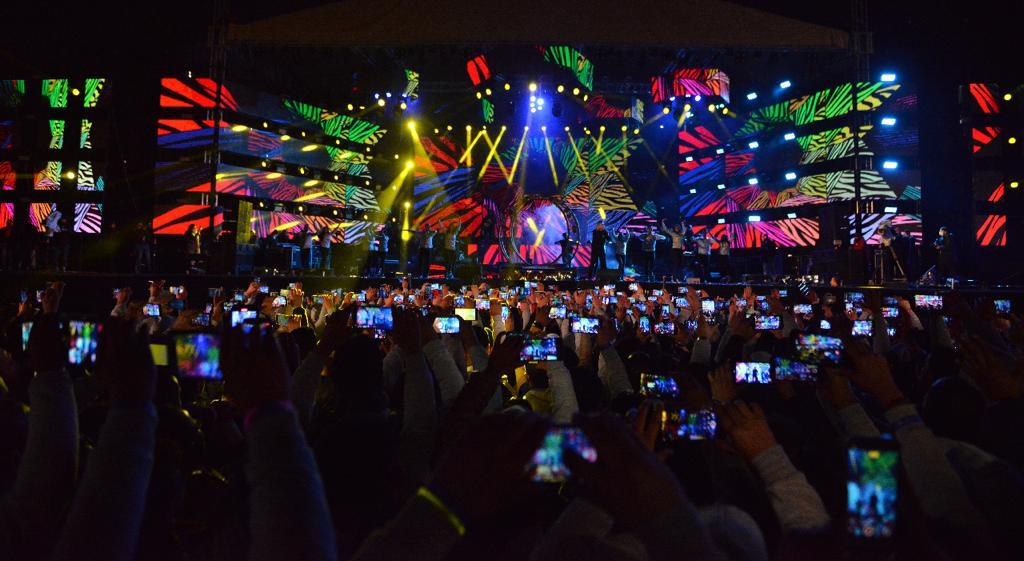 الآلاف يحتشدون في ستاد الهوكي من أجل حكيم (8)