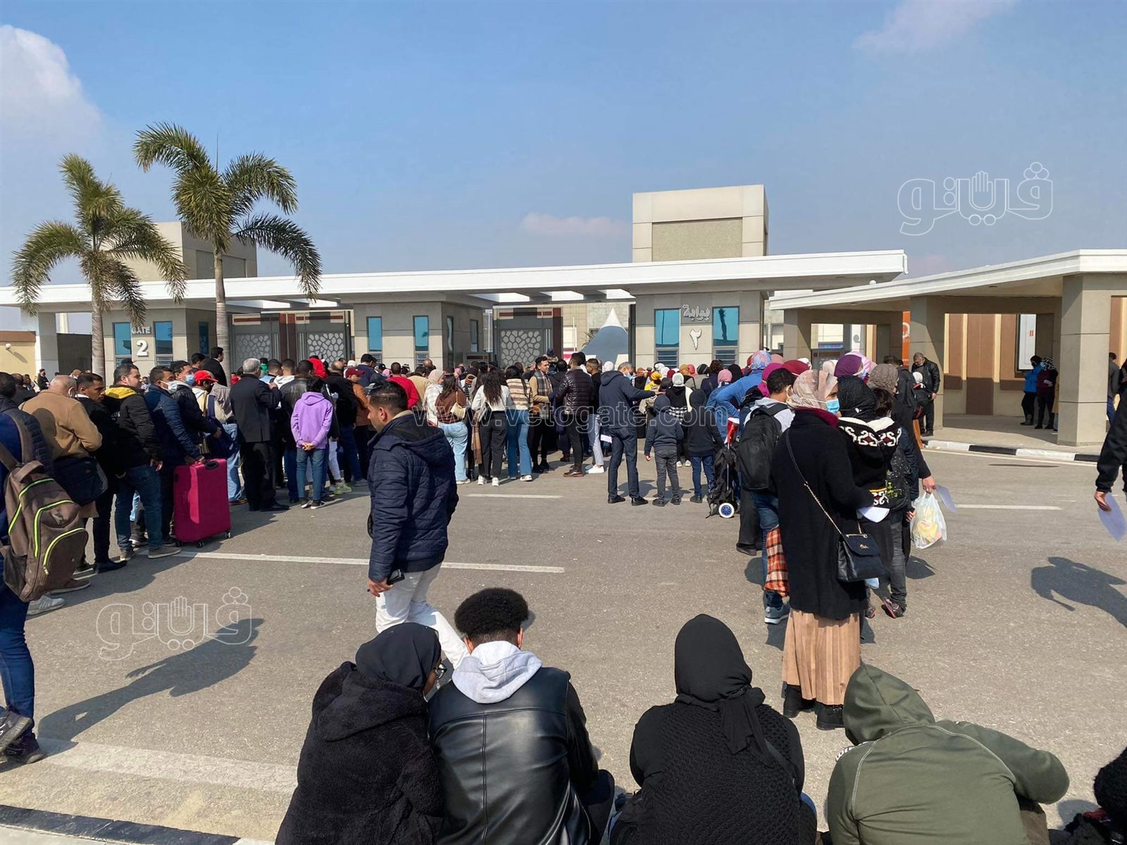 زحام شديد على بوابات معرض الكتاب قبل افتتاحه للجمهور (2)