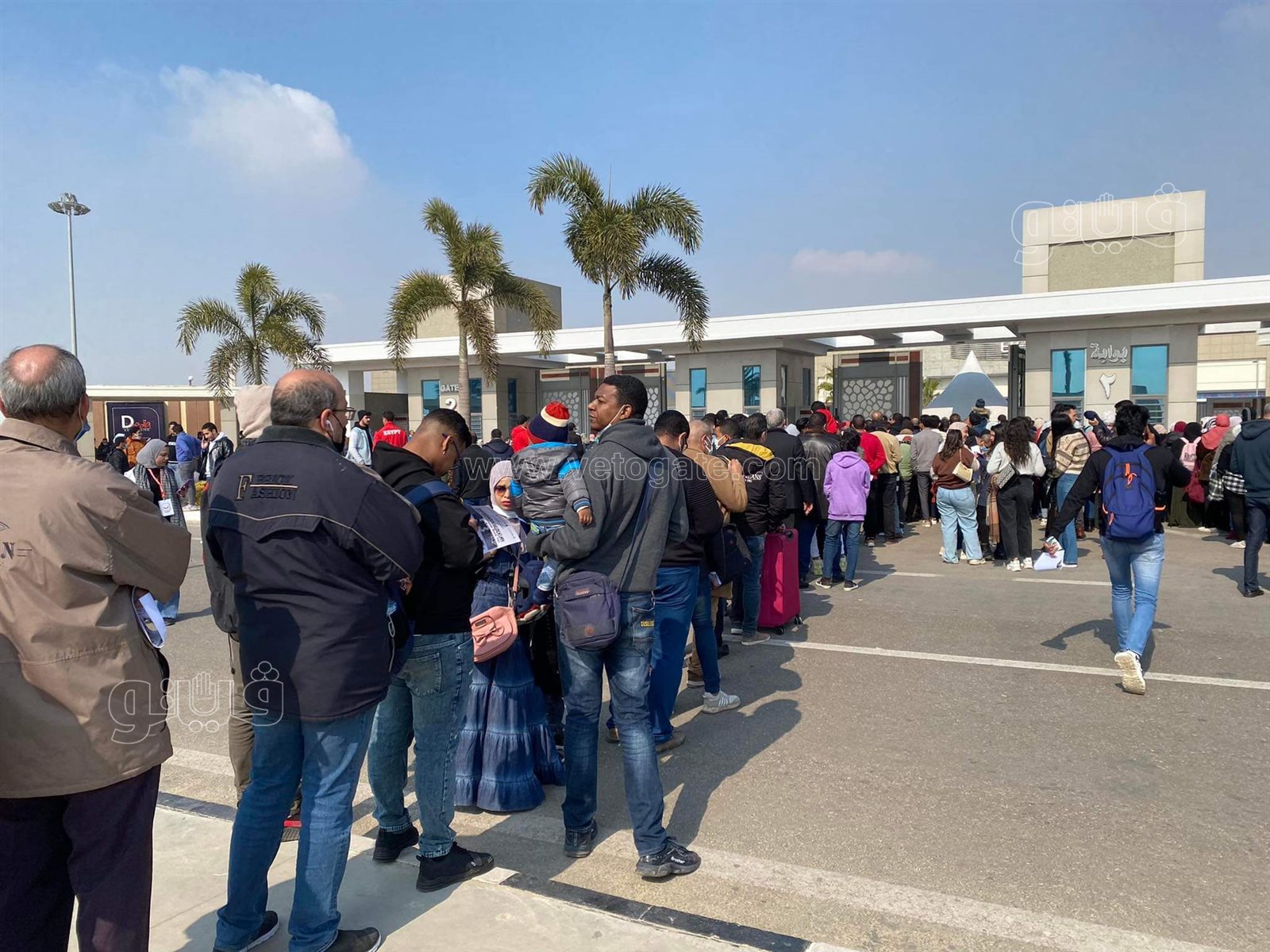 زحام شديد على بوابات معرض الكتاب قبل افتتاحه للجمهور (3)