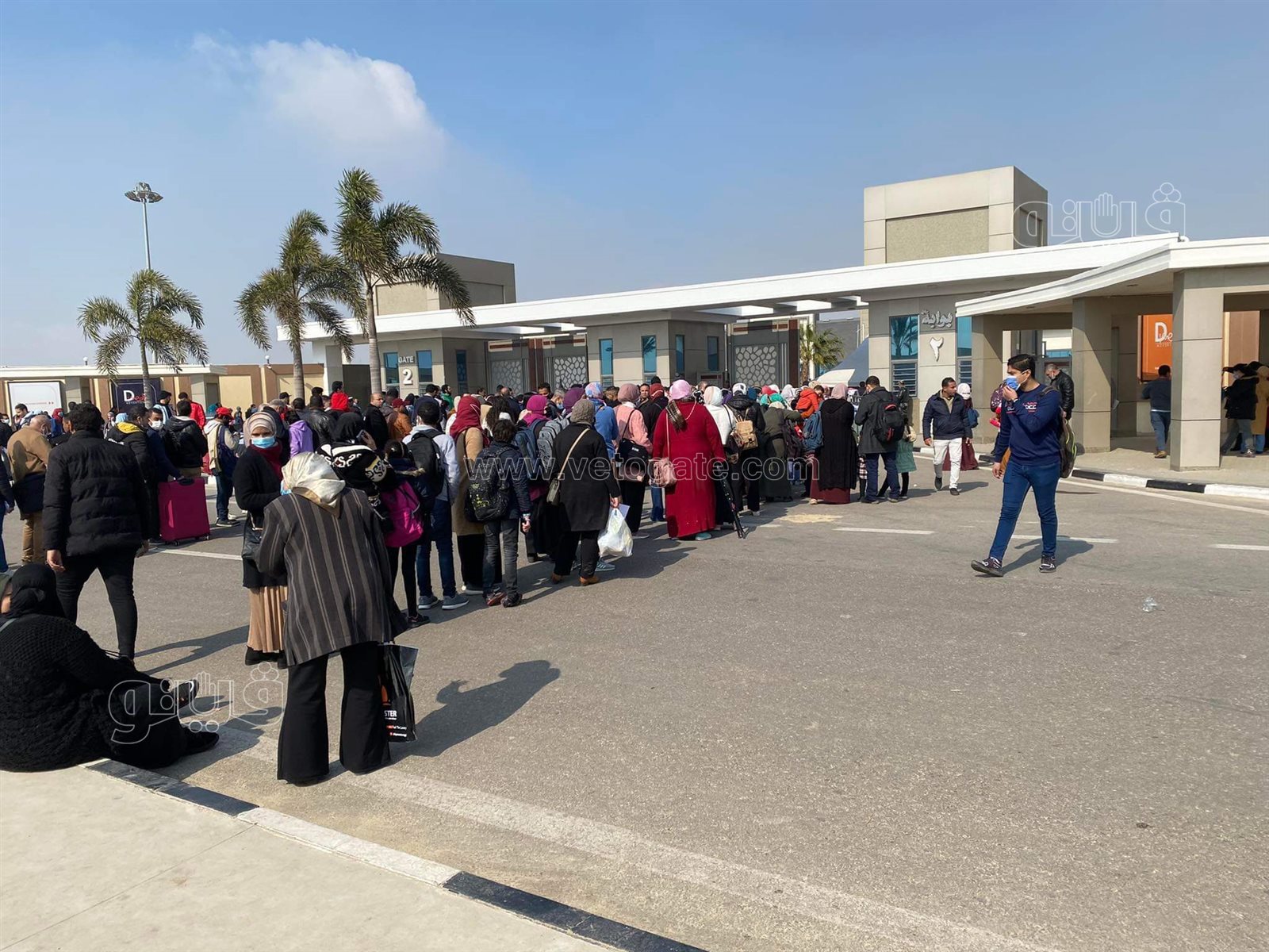 زحام شديد على بوابات معرض الكتاب قبل افتتاحه للجمهور (4)