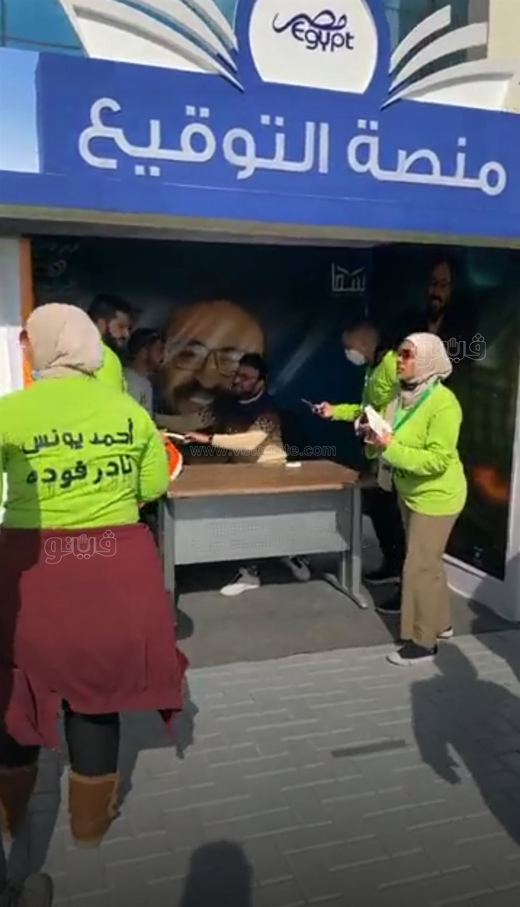 أحمد يونس يوقع أعماله في معرض القاهرة للكتاب (1)