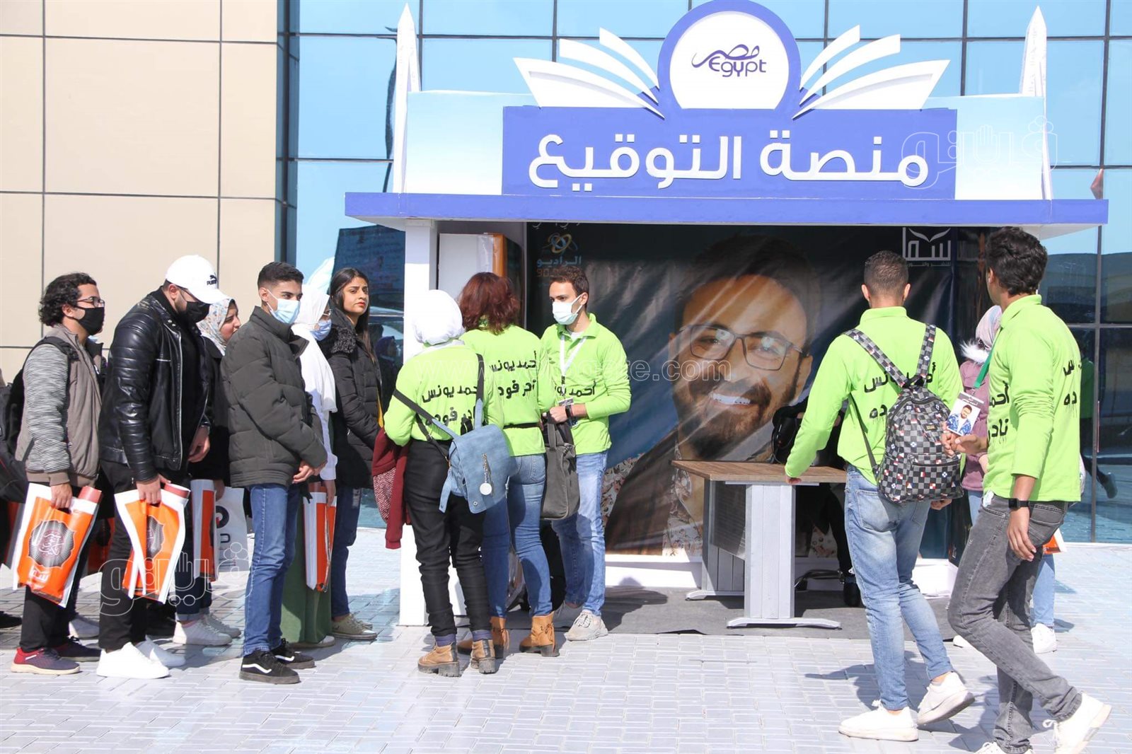 أحمد يونس يوقع أعماله في معرض القاهرة للكتاب (11)