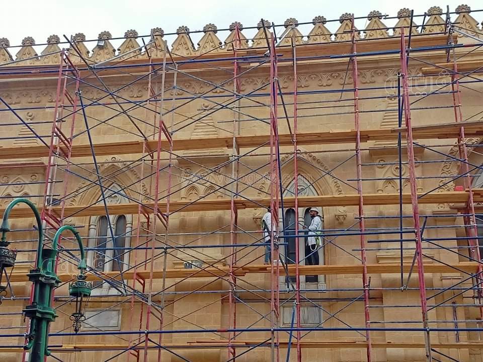 مسجد الحسين يستقبل المصلين بعد ساعات من حريق آخر الليل (1)