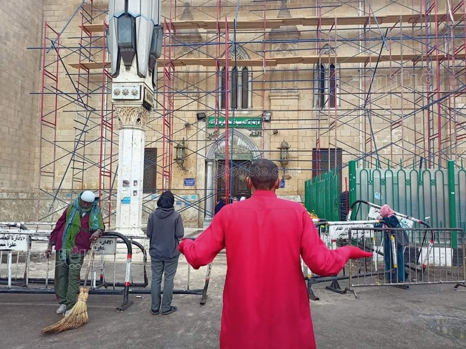 مسجد الحسين يستقبل المصلين بعد ساعات من حريق آخر الليل (3)