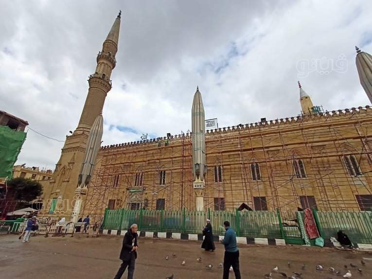 مسجد الحسين يستقبل المصلين بعد ساعات من حريق آخر الليل (4)