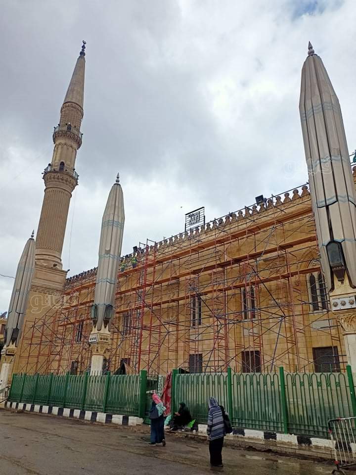 مسجد الحسين يستقبل المصلين بعد ساعات من حريق آخر الليل (5)