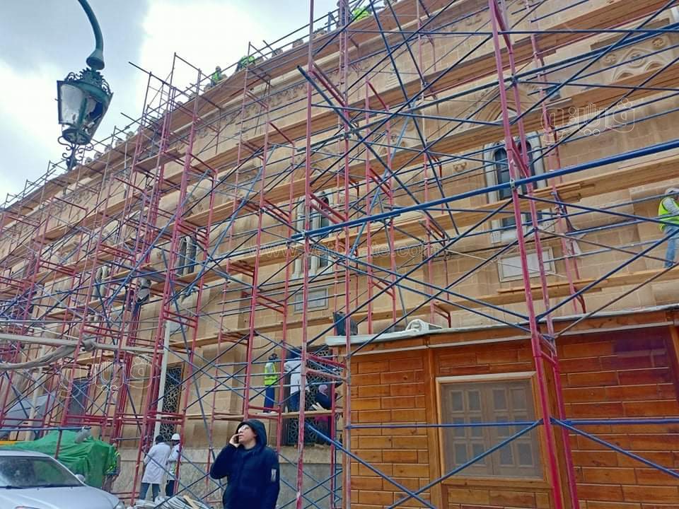 مسجد الحسين يستقبل المصلين بعد ساعات من حريق آخر الليل (7)