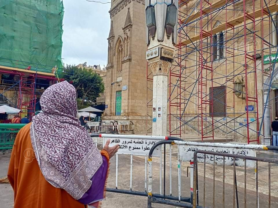 مسجد الحسين يستقبل المصلين بعد ساعات من حريق آخر الليل (9)