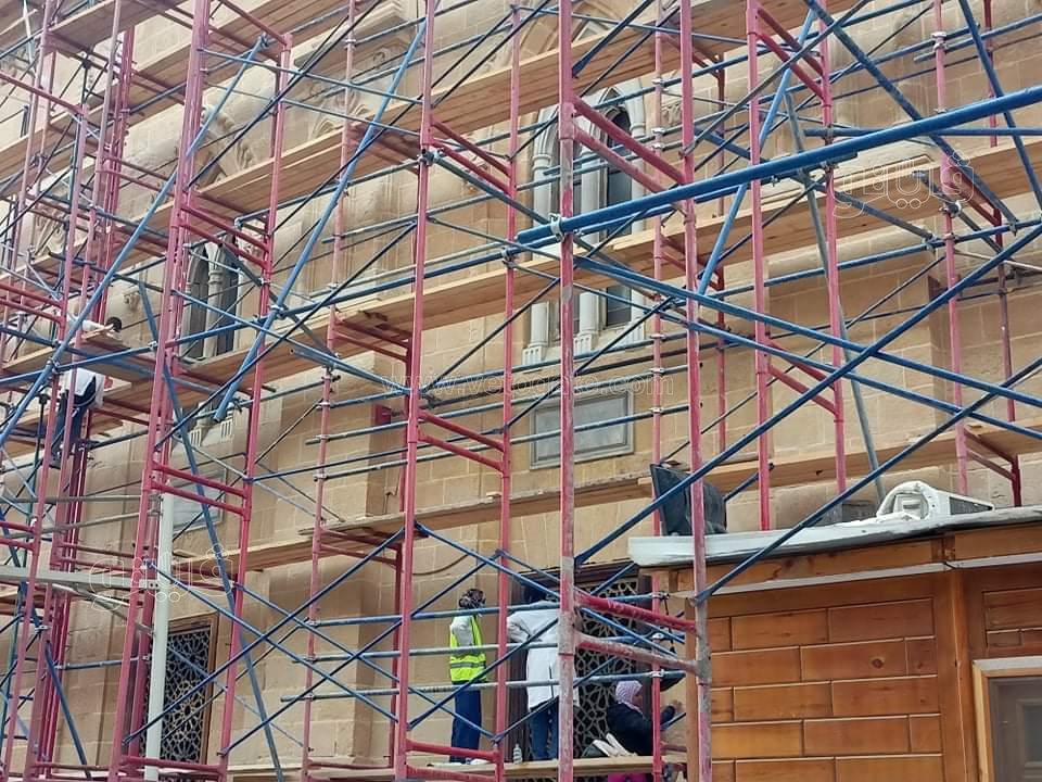 مسجد الحسين يستقبل المصلين بعد ساعات من حريق آخر الليل (10)