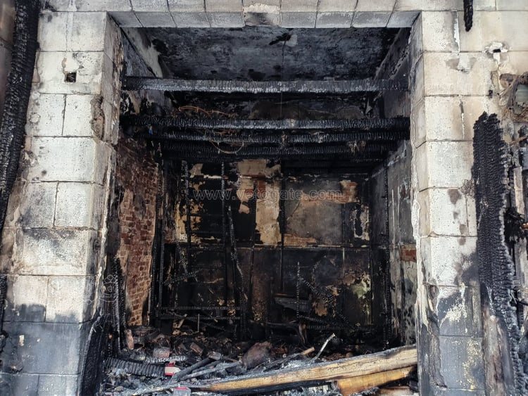 آثار حريق عمارات المجاورة لمسجد الحسين (3)