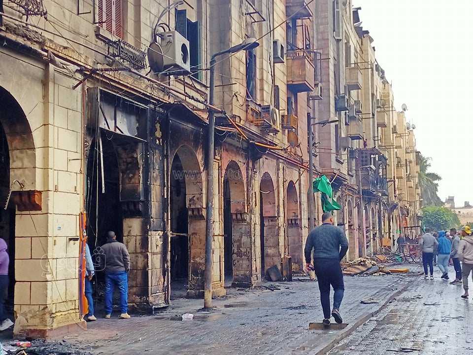 آثار حريق عمارات المجاورة لمسجد الحسين (7)